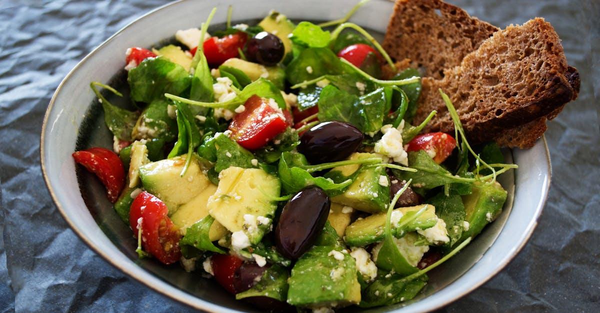 découvrez les bienfaits de l'huile d'olive, un trésor de la méditerranée. apprenez comment l'intégrer dans votre cuisine pour rehausser vos plats tout en savourant ses propriétés nutritives.