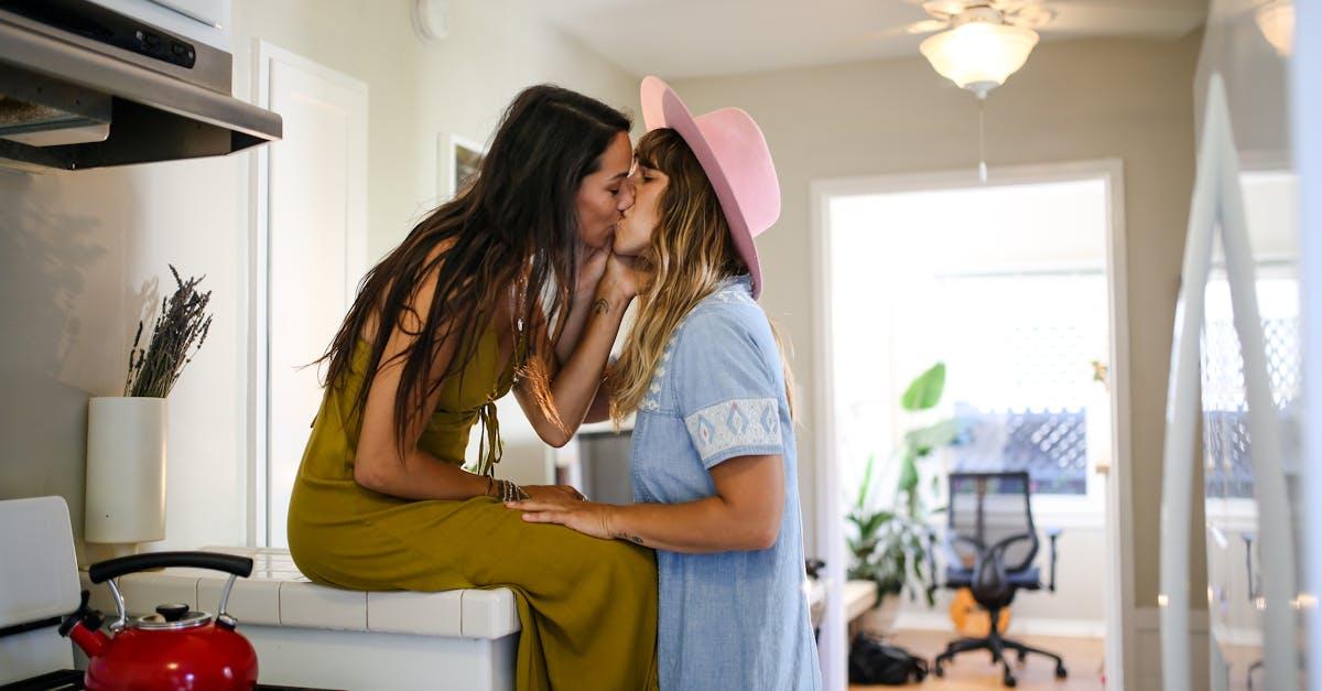 découvrez la pansexualité : une orientation qui transcende le genre et les identités, rendant l'amour et l'attirance accessibles à toutes et à tous. apprenez-en davantage sur ses valeurs, ses défis et son importance dans le paysage de la diversité sexuelle.