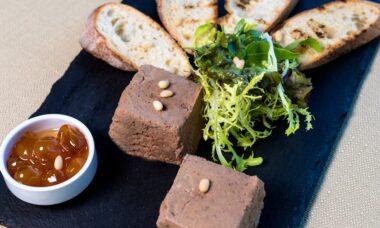 découvrez le délice du pâté lorrain, une spécialité de la lorraine alliant une pâte dorée à une farce savoureuse de viandes et d'épices. parfait pour vos repas en famille ou entre amis, ce plat traditionnel vous transportera au cœur des saveurs régionales. savourez un incontournable de la gastronomie française !