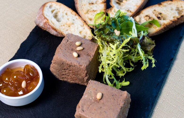 découvrez le délice du pâté lorrain, une spécialité de la lorraine alliant une pâte dorée à une farce savoureuse de viandes et d'épices. parfait pour vos repas en famille ou entre amis, ce plat traditionnel vous transportera au cœur des saveurs régionales. savourez un incontournable de la gastronomie française !