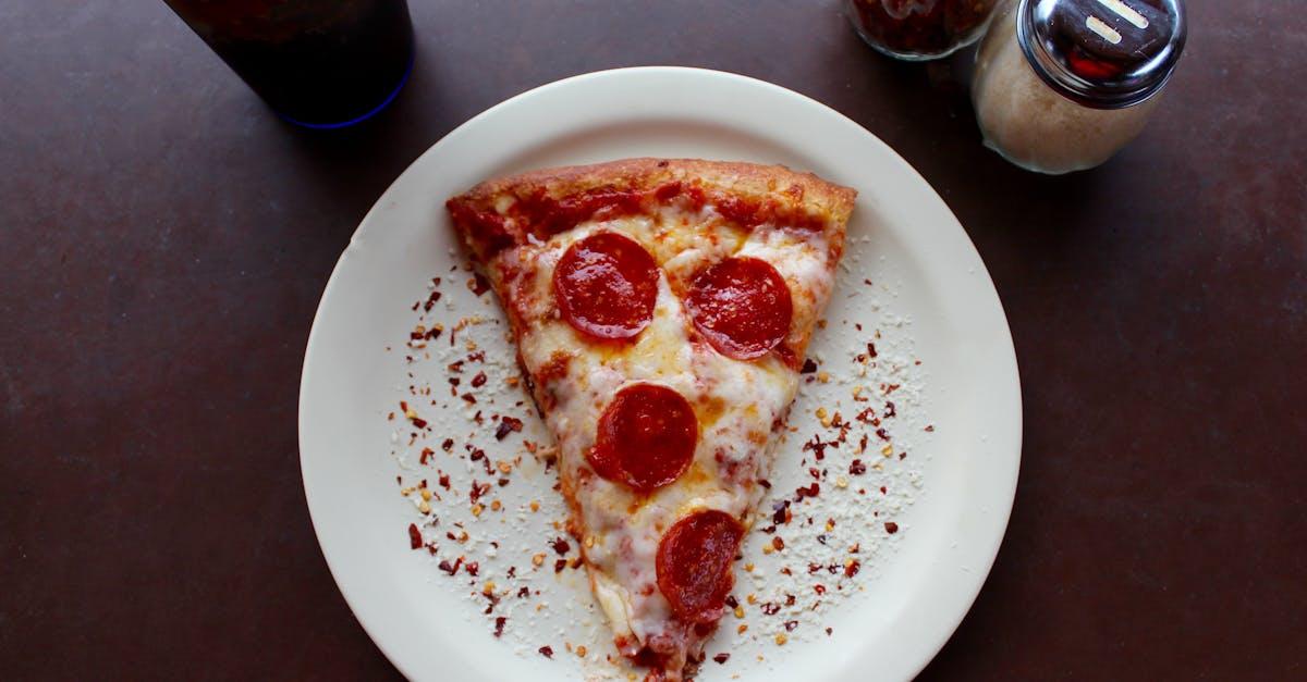 découvrez nos délicieuses pizzas artisanales préparées avec des ingrédients frais et de qualité. savourez une variété de recettes classiques et originales qui raviront vos papilles. commandez dès maintenant pour une expérience gustative inoubliable!