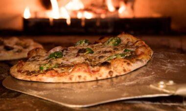 découvrez nos délicieuses pizzas, préparées avec des ingrédients frais et de qualité. choisissez parmi une variété de recettes classiques et originales, idéales pour satisfaire toutes vos envies gourmandes. commandez dès maintenant et savourez la pizza parfaite!