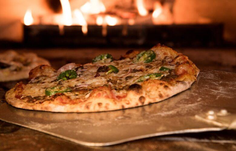 découvrez nos délicieuses pizzas, préparées avec des ingrédients frais et de qualité. choisissez parmi une variété de recettes classiques et originales, idéales pour satisfaire toutes vos envies gourmandes. commandez dès maintenant et savourez la pizza parfaite!