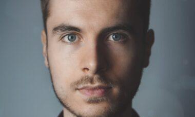 découvrez l'art captivant des portraits, où chaque image raconte une histoire unique. explorez des créations inspirantes et des techniques variées qui mettent en valeur la personnalité et l'essence de chaque sujet.