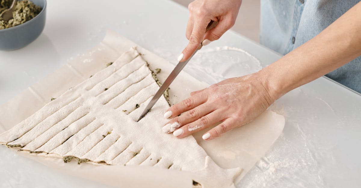 découvrez tout sur la pâte feuilletée, un incontournable de la boulangerie et de la pâtisserie. apprenez à préparer cette délicieuse pâte faite de couches feuilletées qui donne vie à des recettes savoureuses comme les mille-feuilles, les tartes et les croissants.