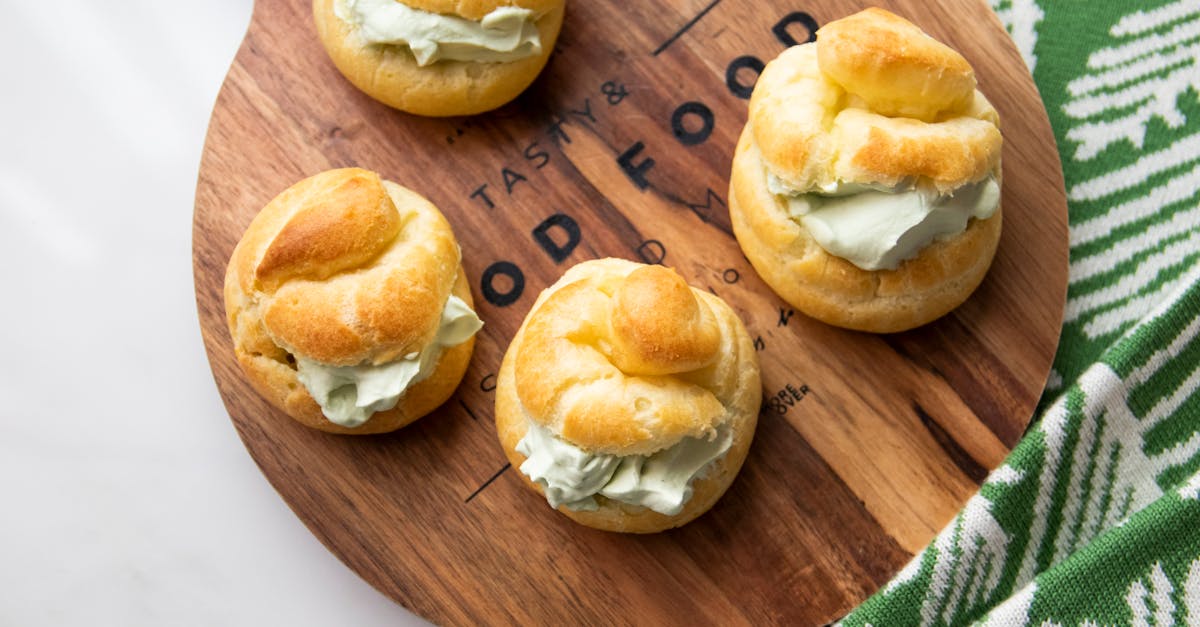 découvrez les merveilles de la pâte feuilletée ! apprenez à réaliser cette délicieuse préparation qui ajoute du croustillant et de la légèreté à vos plats sucrés et salés. recettes, astuces et techniques de chefs pour réussir vos créations en toute simplicité.