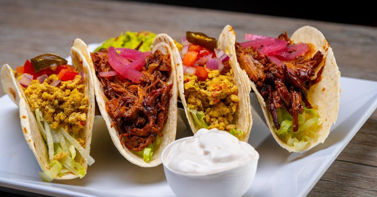 découvrez des tacos irrésistibles au pulled pork, savoureux et fondants, préparés avec du porc effiloché tendre, des épices aromatiques et servis avec des garnitures fraîches. une expérience culinaire qui épatera vos papilles !