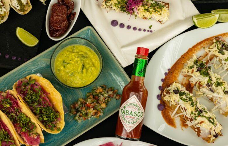 découvrez la délicieuse recette des tacos de pulled pork : une combinaison savoureuse de viande de porc tendre, assaisonnée avec des épices, servie dans des tortillas moelleuses, garnie de salsa fraîche et d'avocats. un voyage gourmand à chaque bouchée !