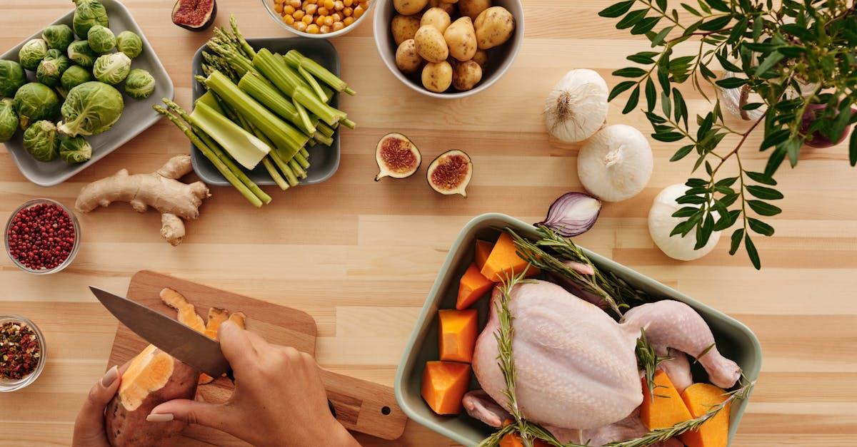 découvrez notre délicieuse recette de poulet rôti, croustillant à l'extérieur et tendre à l'intérieur. parfait pour un repas en famille ou entre amis, accompagnez-le de légumes rôtis et d'une sauce savoureuse pour un festin inoubliable.