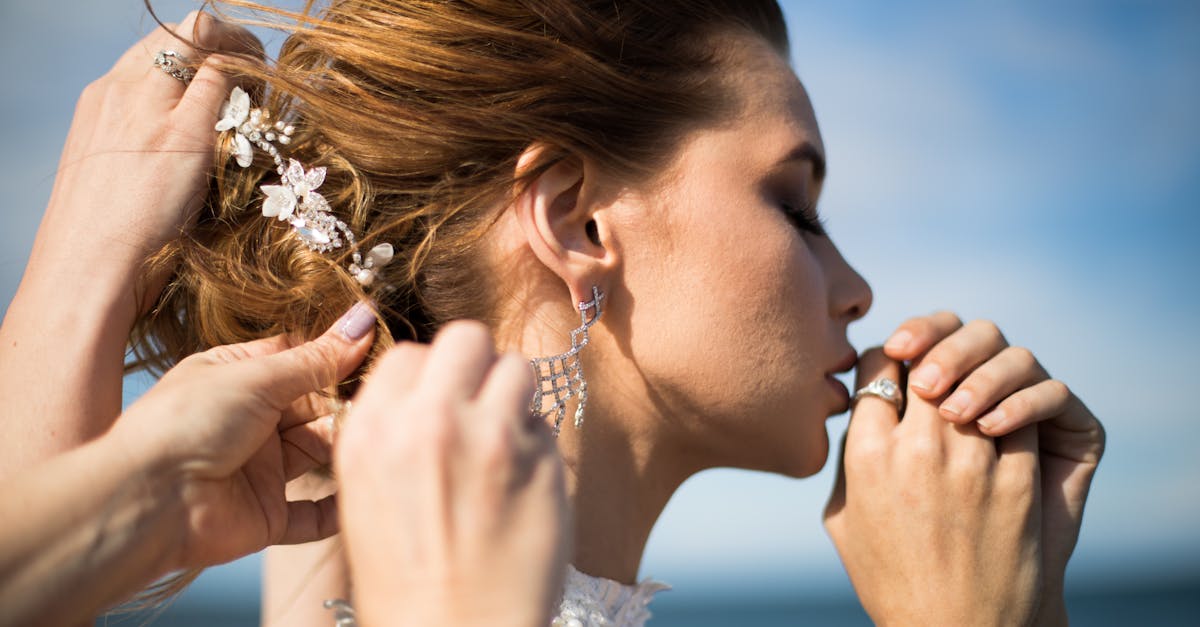 découvrez nos magnifiques coiffures de mariage pour cheveux courts, alliant élégance et modernité. inspirez-vous de nos idées créatives pour un look nuptial unique qui met en valeur votre personnalité et votre style.