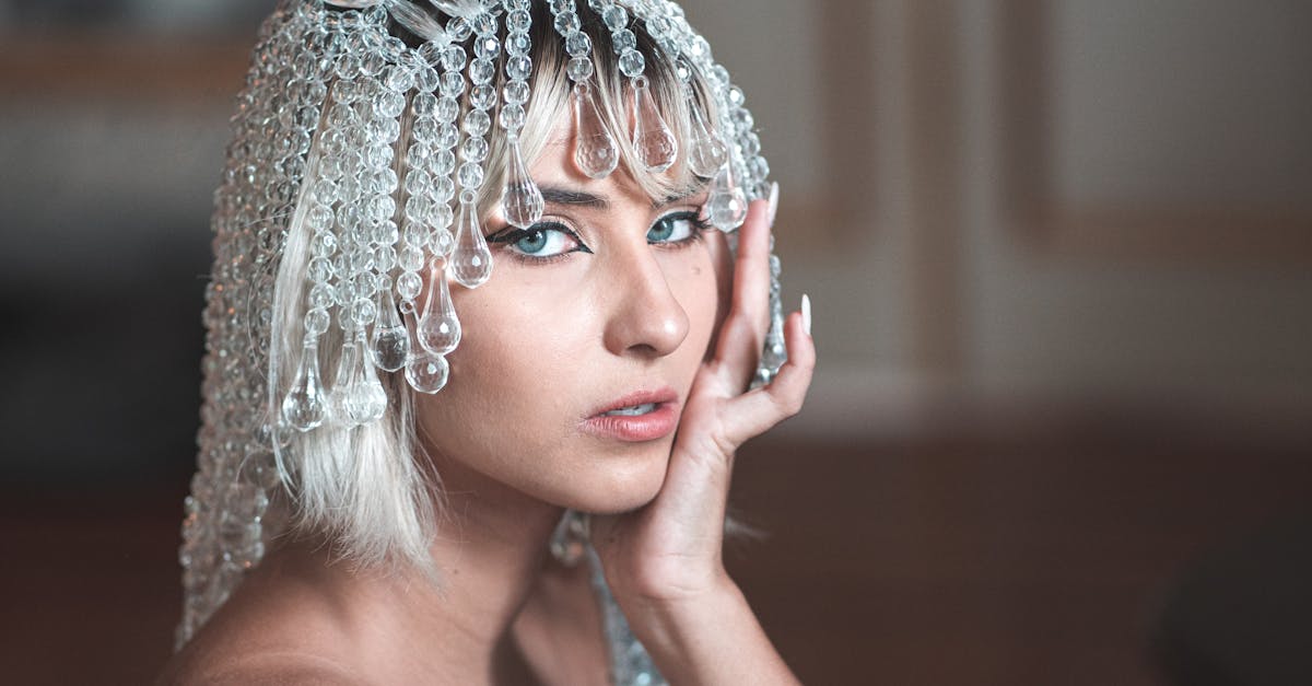 découvrez des coiffures de mariée élégantes pour cheveux courts qui allient modernité et sophistication. explorez notre sélection de styles inspirants pour briller le jour de votre mariage.
