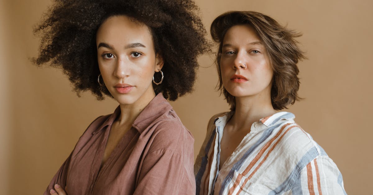 découvrez les coupes de cheveux courtes tendance qui apporteront du style et de la fraîcheur à votre look. que vous recherchiez un carré chic, un pixie audacieux ou une coupe dégradée, explorez nos conseils et inspirations pour adopter la coiffure courte parfaite qui mettra en valeur votre personnalité.