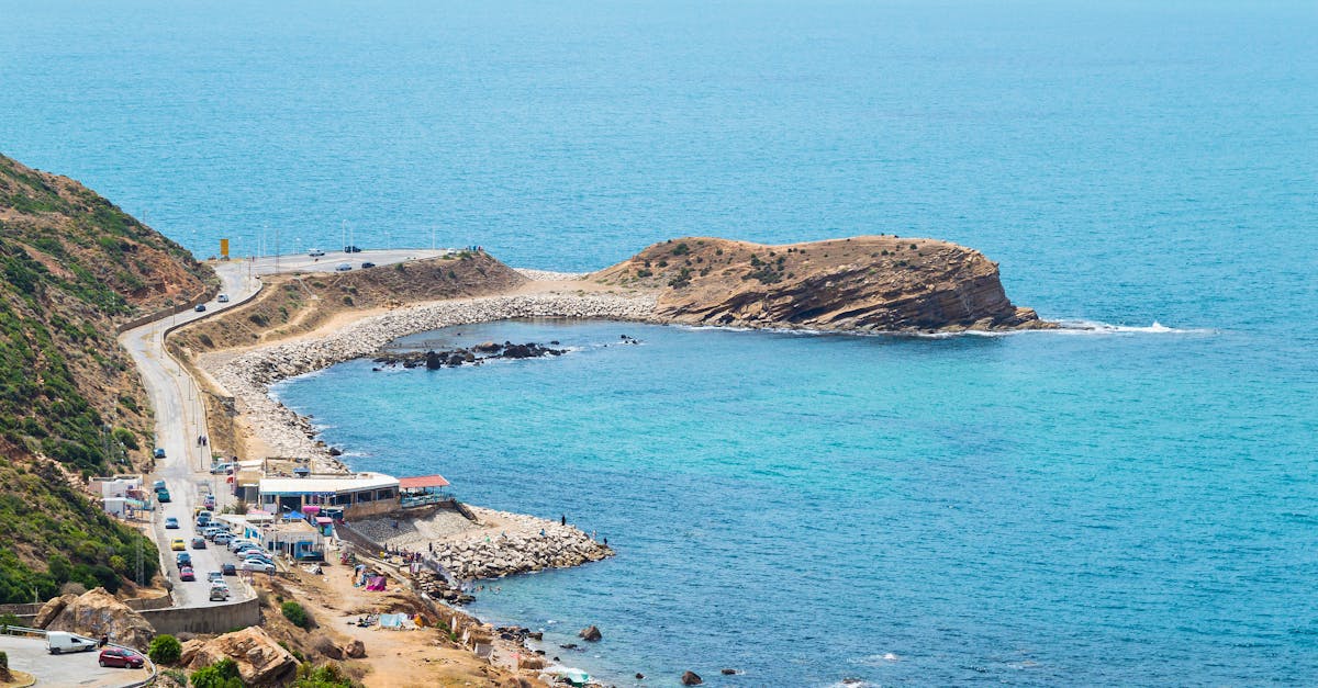 découvrez sidi bou said, ce charmant village tunisien perché sur les falaises de la méditerranée, célèbre pour ses maisons blanches aux volets bleus et ses ruelles pittoresques. profitez de panoramas époustouflants, d'une ambiance artistique vibrante et de la gastronomie locale dans ce lieu enchanteur.