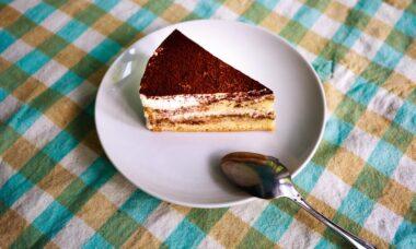 découvrez la recette incontournable du tiramisu, un dessert italien savoureux à base de mascarpone, café et biscuits à la cuillère. apprenez à préparer ce délice crémeux étape par étape et régalez vos convives avec ce classique de la pâtisserie.