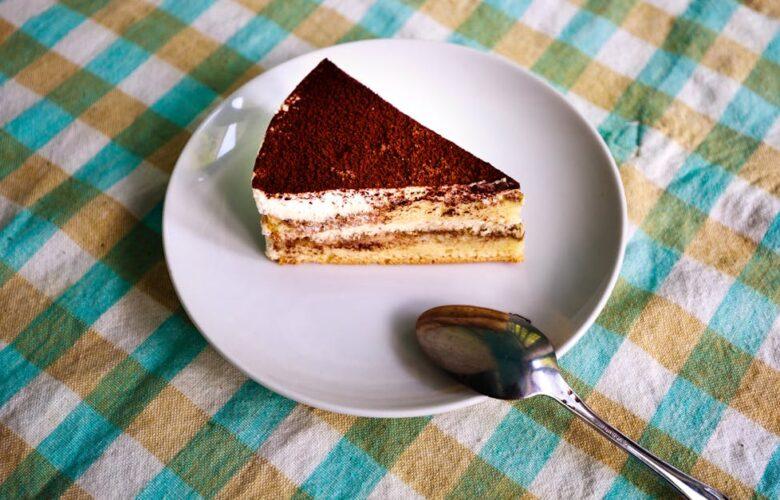 découvrez la recette incontournable du tiramisu, un dessert italien savoureux à base de mascarpone, café et biscuits à la cuillère. apprenez à préparer ce délice crémeux étape par étape et régalez vos convives avec ce classique de la pâtisserie.