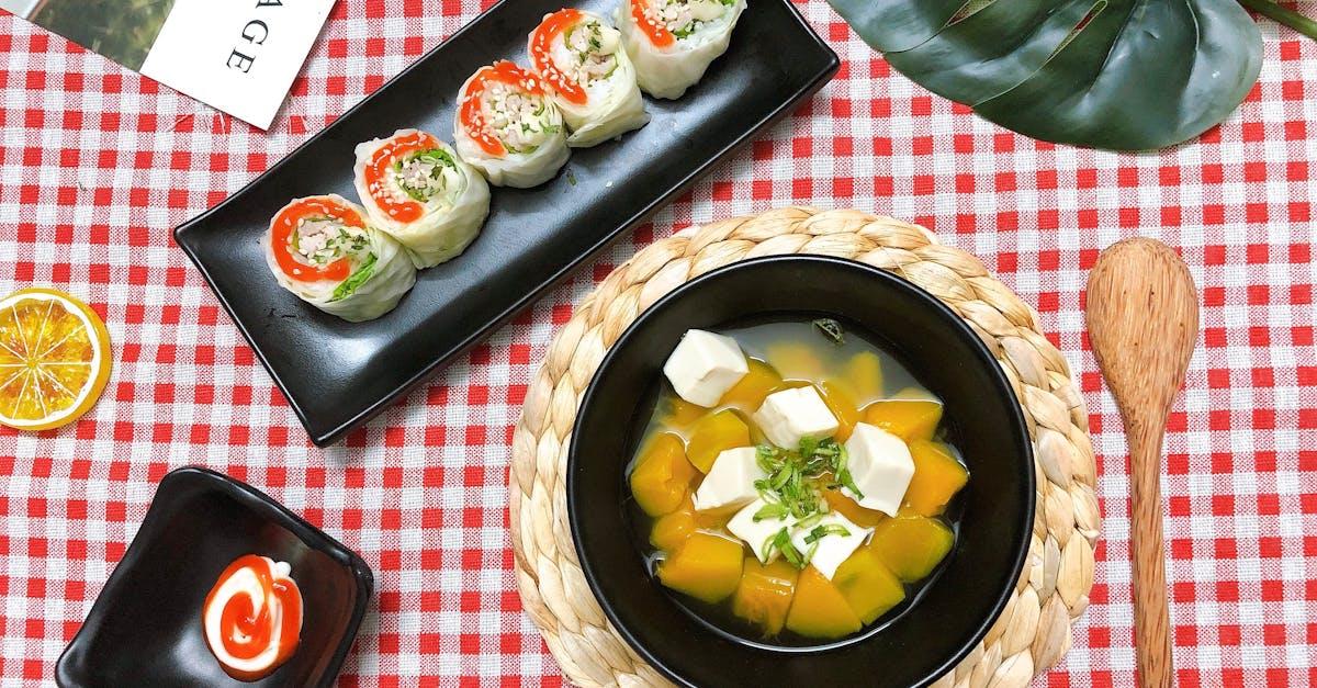 découvrez nos savoureux rouleaux de printemps végétariens, une délicieuse combinaison de légumes frais et d'herbes aromatiques, enroulés dans une fine galette de riz. parfaits en entrée ou en collation, ces rouleaux sont une explosion de saveurs et de fraîcheur à chaque bouchée.