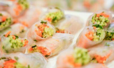 découvrez nos savoureux rouleaux de printemps végétariens, une délicieuse combinaison de légumes croquants et d'herbes fraîches enveloppés dans une pâte légère. parfaits pour une entrée ou une collation saine, ces rouleaux sont une explosion de saveurs qui raviront vos papilles.