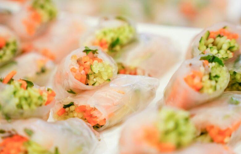 découvrez nos savoureux rouleaux de printemps végétariens, une délicieuse combinaison de légumes croquants et d'herbes fraîches enveloppés dans une pâte légère. parfaits pour une entrée ou une collation saine, ces rouleaux sont une explosion de saveurs qui raviront vos papilles.