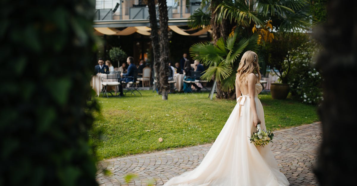 découvrez les plus belles coiffures de mariage pour sublimer votre look le jour j. que vous recherchiez l'élégance d'un chignon classique ou la légèreté de vagues boho, trouvez l'inspiration parfaite parmi notre sélection de styles tendance adaptés à tous les types de cheveux.
