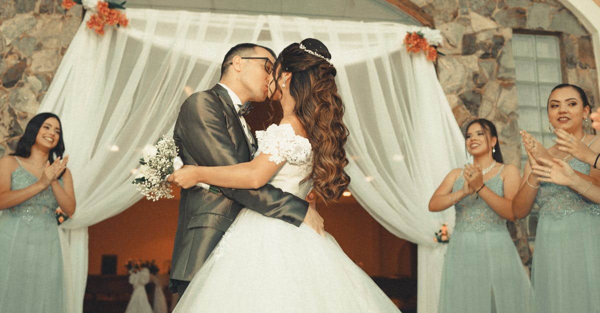découvrez des idées inspirantes de coiffures de mariage pour sublimer votre look le jour j. que vous soyez une mariée, demoiselle d'honneur ou invitée, trouvez la coiffure parfaite qui mettra en valeur votre style et complétera votre tenue.