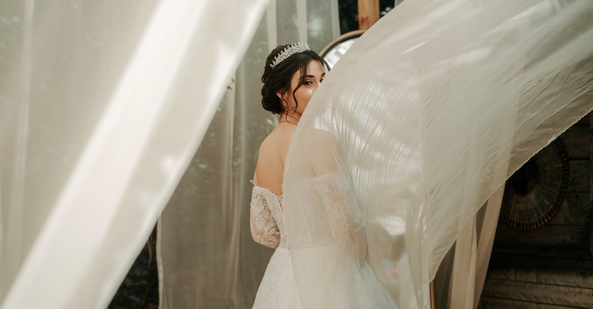 découvrez les plus belles coiffures de mariage pour sublimer votre look le jour j. que vous souhaitiez un style romantique, moderne ou classique, trouvez l'inspiration pour créer une coiffure inoubliable qui complétera parfaitement votre robe.