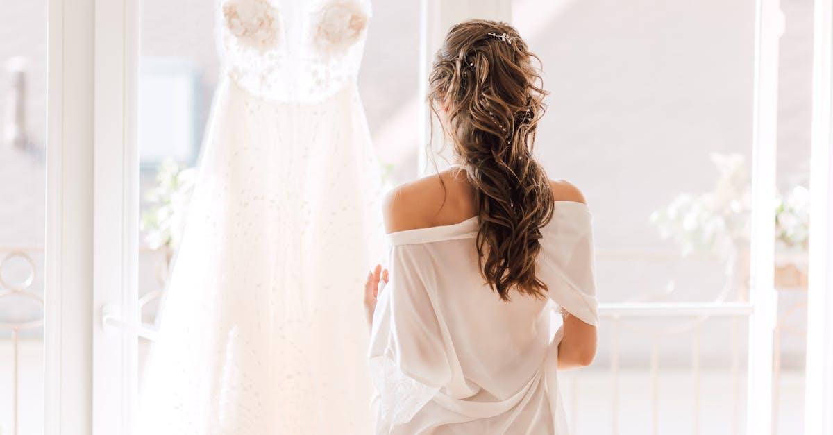 découvrez une variété de coiffures de mariage élégantes et tendances pour sublimer votre look le jour j. trouvez l'inspiration parfaite pour votre style, qu'il soit romantique, classique ou moderne.